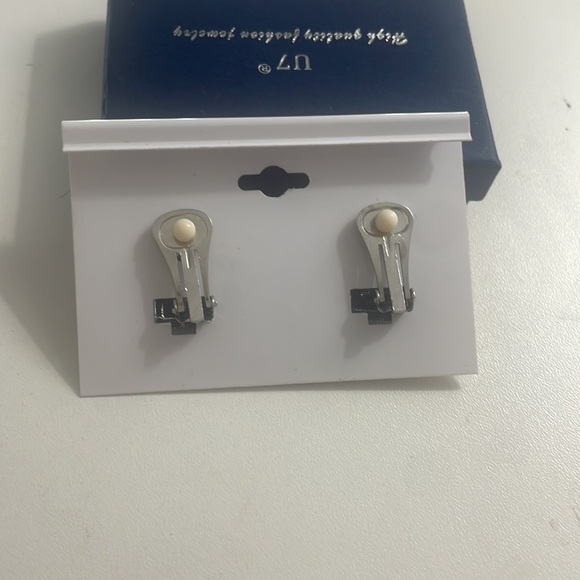 Vintage fashion clip on earrings - Picture 3 of 3